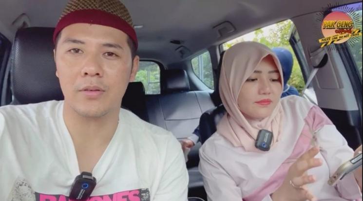 Potret Via Vallen Ziarah ke Makam Mertua. (YouTube/Pak Geng Official)