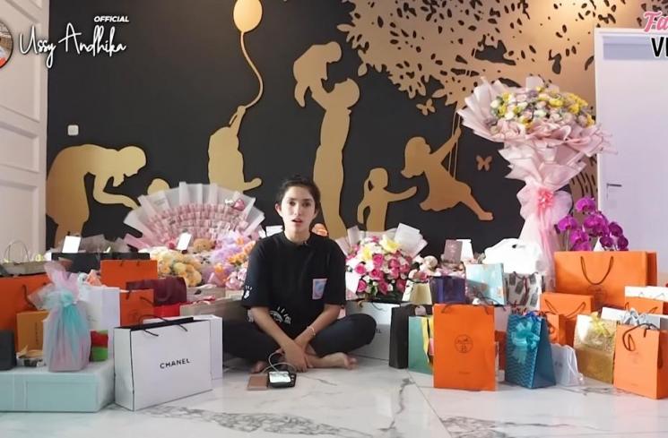 Momen Ussy Sulistiawaty Buka Kado Ulang Tahun (YouTube Ussy Andhika Official)