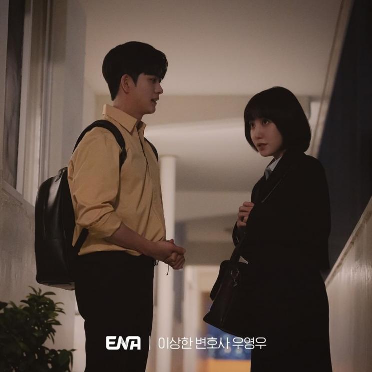 Potret Romantis Park Eun Bin dan Kang Tae Oh di Extraordinary Attorney Woo (Instagram/@channel.ena.d)