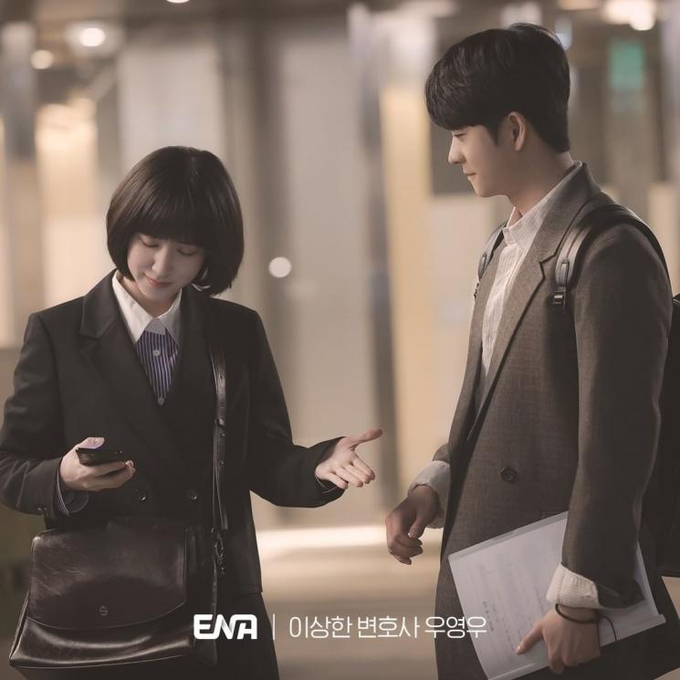 Potret Romantis Park Eun Bin dan Kang Tae Oh di Extraordinary Attorney Woo (Instagram/@channel.ena.d)