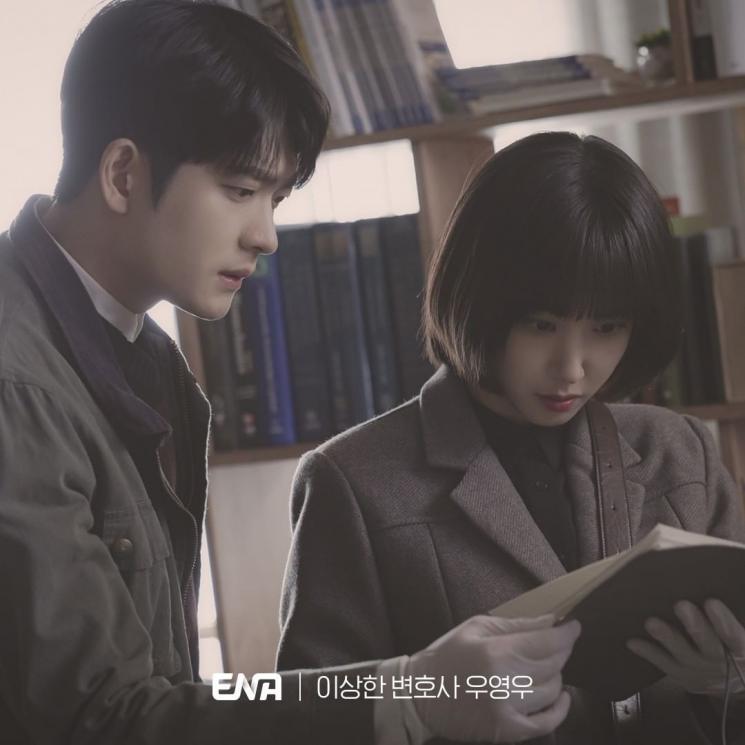 Potret Romantis Park Eun Bin dan Kang Tae Oh di Extraordinary Attorney Woo (Instagram/@channel.ena.d)