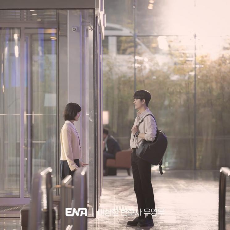 Potret Romantis Park Eun Bin dan Kang Tae Oh di Extraordinary Attorney Woo (Instagram/@channel.ena.d)