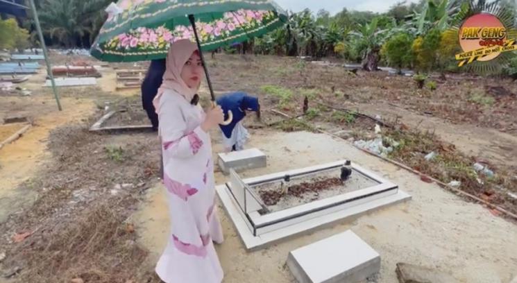 Potret Via Vallen Ziarah ke Makam Mertua. (YouTube/Pak Geng Official)
