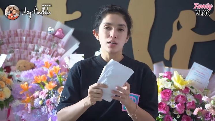 Momen Ussy Sulistiawaty Buka Kado Ulang Tahun (YouTube Ussy Andhika Official)