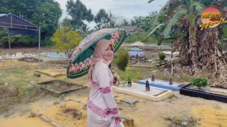 Potret Via Vallen Ziarah ke Makam Mertua. (YouTube/Pak Geng Official)