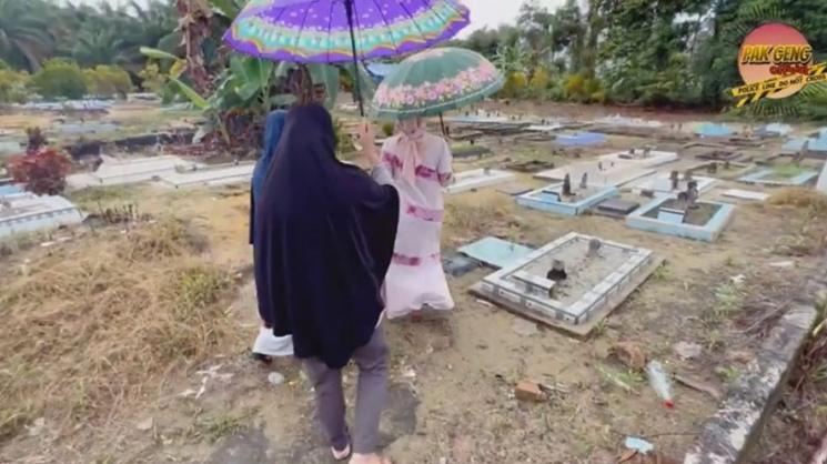 Potret Via Vallen Ziarah ke Makam Mertua. (YouTube/Pak Geng Official)