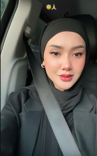 Potret Cita Citata Berhijab saat Rekaman. (Instagram/cita_citata)
