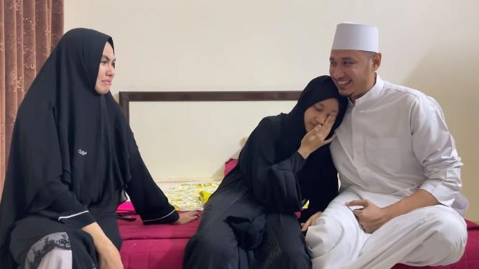 Momen Artis Antar Anak Masuk Pesantren. (YouTube/Kartika Putri Official)