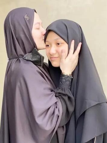 Momen Artis Antar Anak Masuk Pesantren. (Instagram/lyravirna)