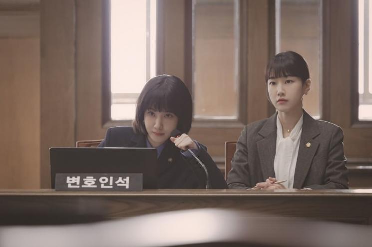 Pesona Ha Yun Kyung di Extraordinary Attorney Woo (Instagram/@channel.ena.d)
