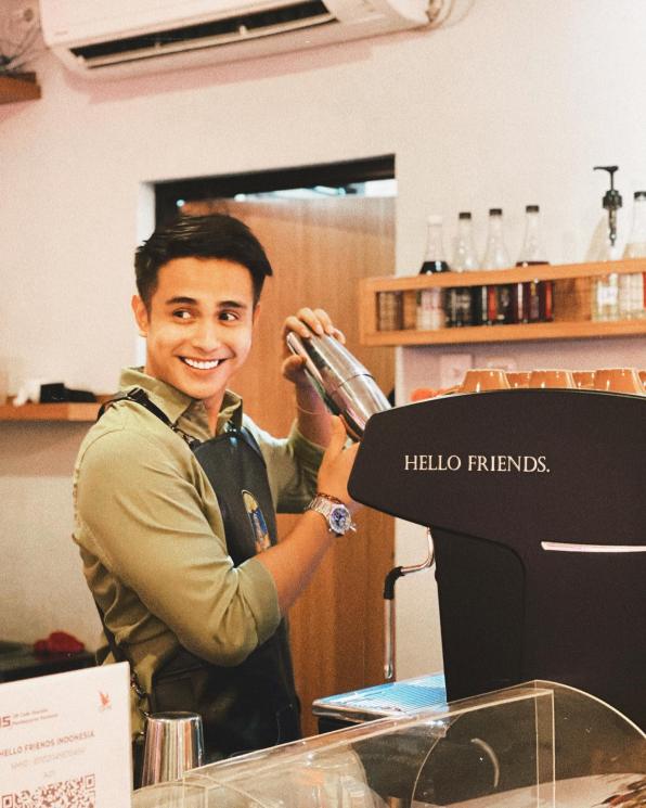 Pesona Memikat Artis Pria Asal Bali. (Instagram/@ajunperwira)