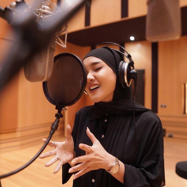 Potret Cita Citata Berhijab saat Rekaman. (Instagram/cita_citata)