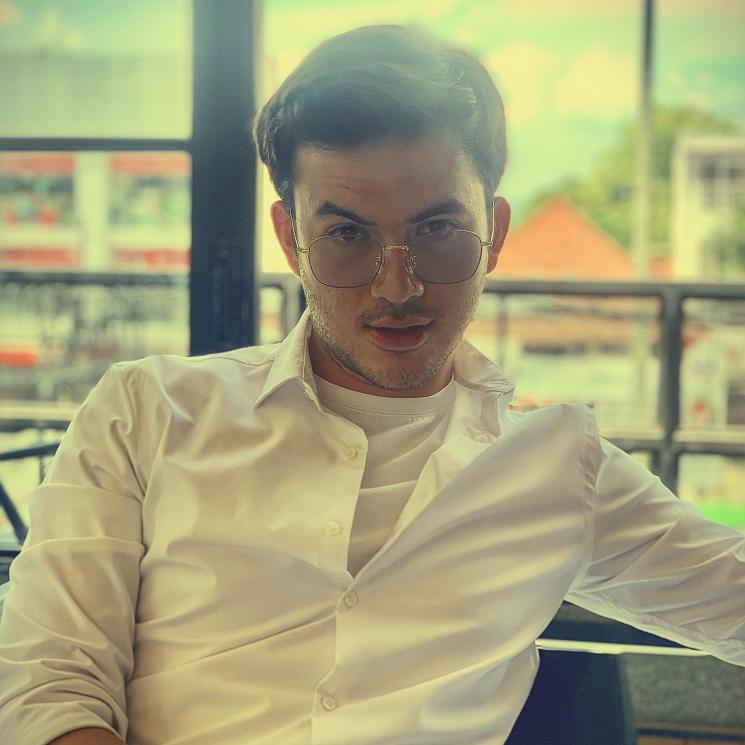 Pesona Memikat Artis Pria Asal Bali. (Instagram/@rizkynazar20)