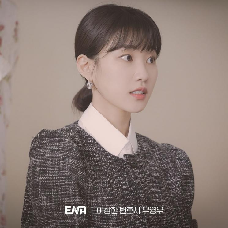 Pesona Ha Yun Kyung di Extraordinary Attorney Woo (Instagram/@channel.ena.d)