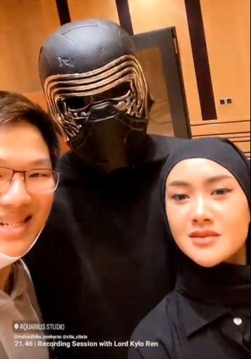 Potret Cita Citata Berhijab saat Rekaman. (Instagram/cita_citata)