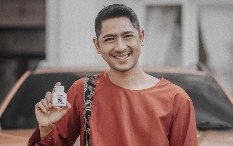 Pesona Memikat Artis Pria Asal Bali. (Instagram/@arya.saloka)