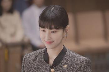 9 Pesona Ha Yun Kyung di Extraordinary Attorney Woo, Pengacara Cantik Sahabat Park Eun Bin