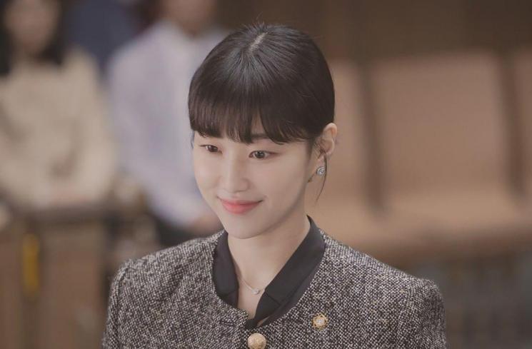 9 Pesona Ha Yun Kyung di Extraordinary Attorney Woo, Pengacara Cantik Sahabat Park Eun Bin