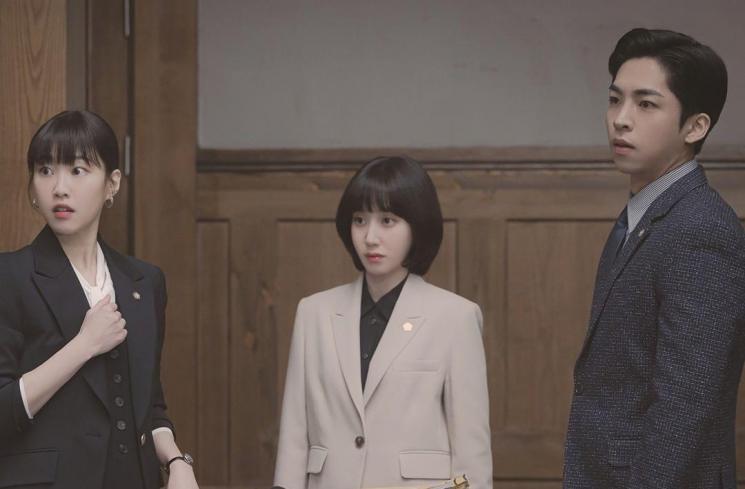 Pesona Ha Yun Kyung di Extraordinary Attorney Woo (Instagram/@channel.ena.d)