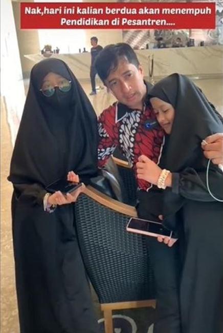Momen Artis Antar Anak Masuk Pesantren. (TikTok/ 75irfanhakim)