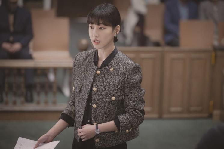 Pesona Ha Yun Kyung di Extraordinary Attorney Woo (Instagram/@channel.ena.d)