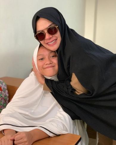 Momen Artis Antar Anak Masuk Pesantren. (Instagram/nikitamirzanimawardi_172)