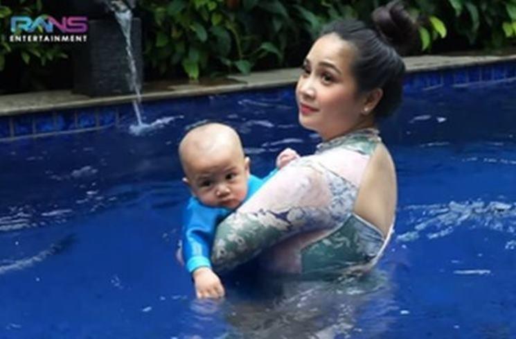 Potret Rayyanza Belajar Renang. (YouTube/RANS Entertainment)