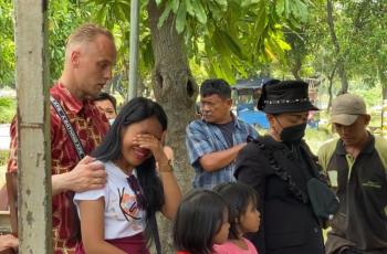 Tangis Putri Bungsu Pecah di Pemakaman Eddy Gombloh: Papa I Love You