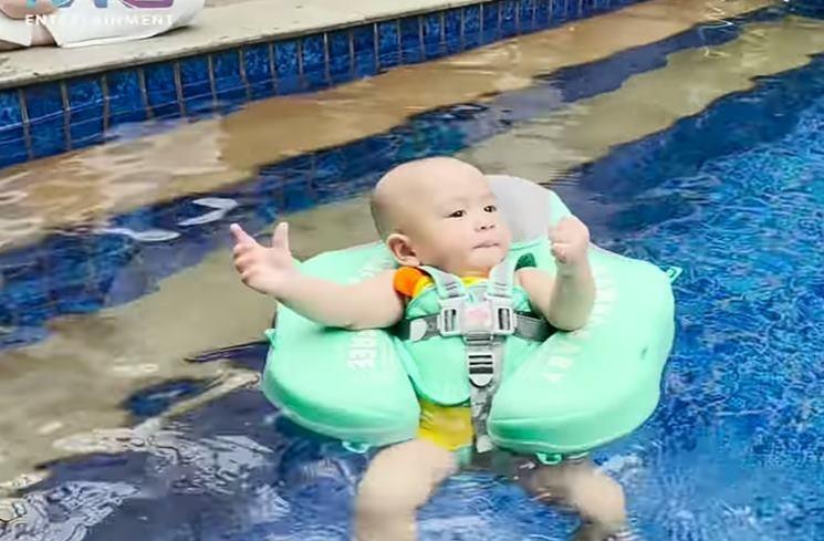 Potret Rayyanza Belajar Renang. (YouTube/RANS Entertainment)