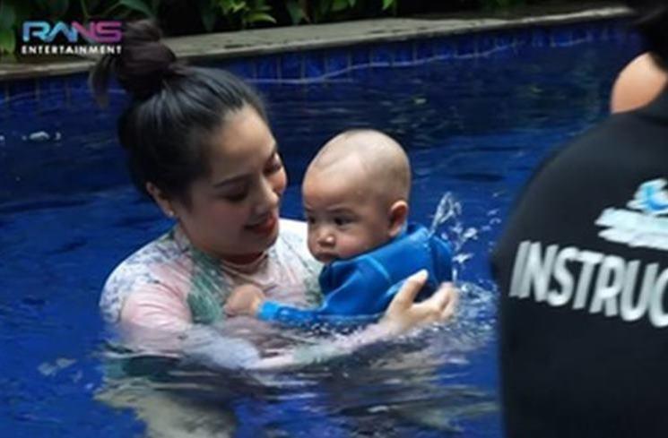 Potret Rayyanza Belajar Renang. (YouTube/RANS Entertainment)