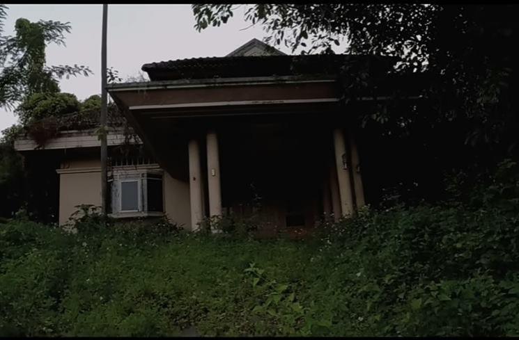 Potret Rumah Suzanna Terbengkalai di Semarang. (YouTube/Papi Story)