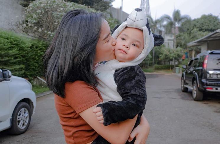 Potret Gemas Gala Sky Pakai Kostum Panda (instagram/@fuji_an)