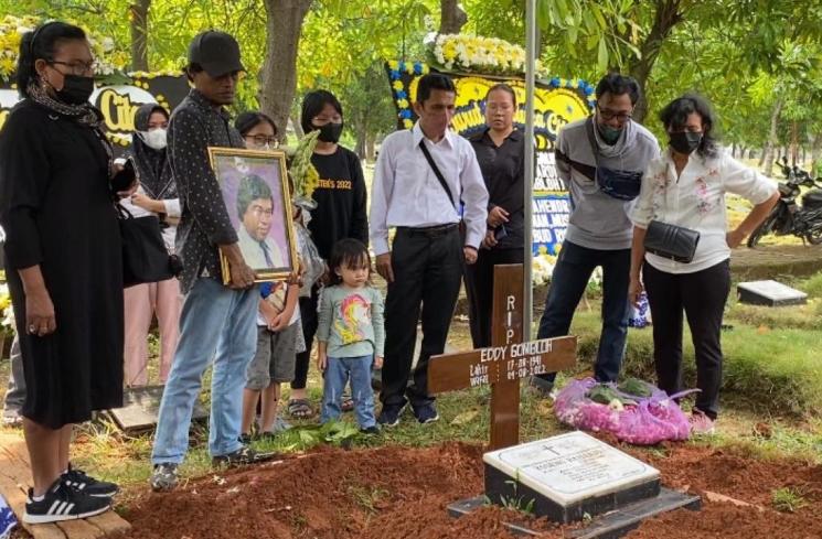 Prosesi pemakaman Eddy Gombloh di TPU Tegal Alur, Kalideres, Jakarta (5/8/2022) (MataMata.com/Adiyoga Priyambodo)