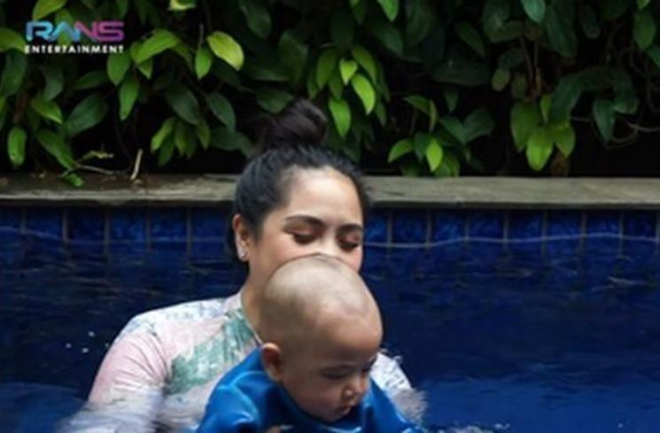 Potret Rayyanza Belajar Renang. (YouTube/RANS Entertainment)