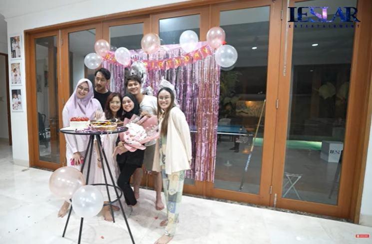Momen Kejutan Ulang Tahun Lesti Kejora. (YouTube/Leslar Entertainment)