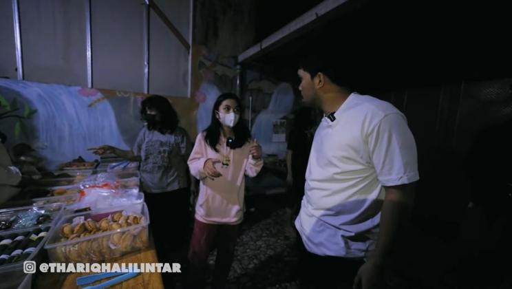 Momen Thariq Halilintar Borong Jajan Buat Fuji (YouTube Thariq Halilintar)