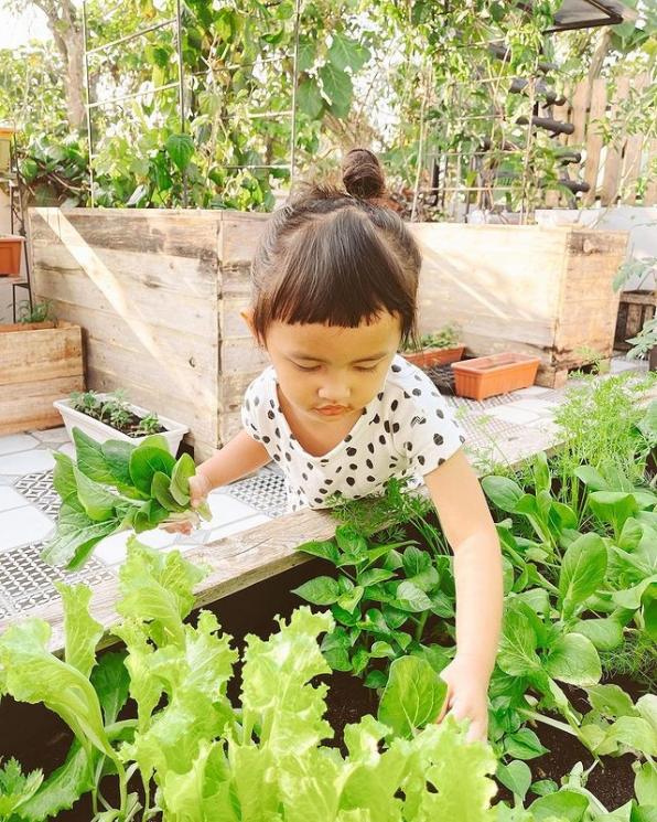 Potret Anak Young Lex Berkebun (Instagram/eriskanakesya)