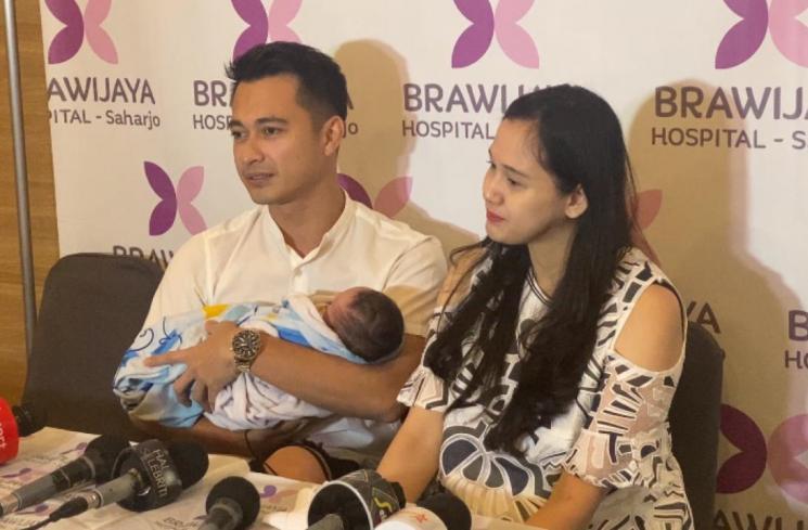 Eza Gionino dan Meiza Aulia Coritha di RS Brawijaya Saharjo. [Matamata.com/Adiyoga Priyambodo]