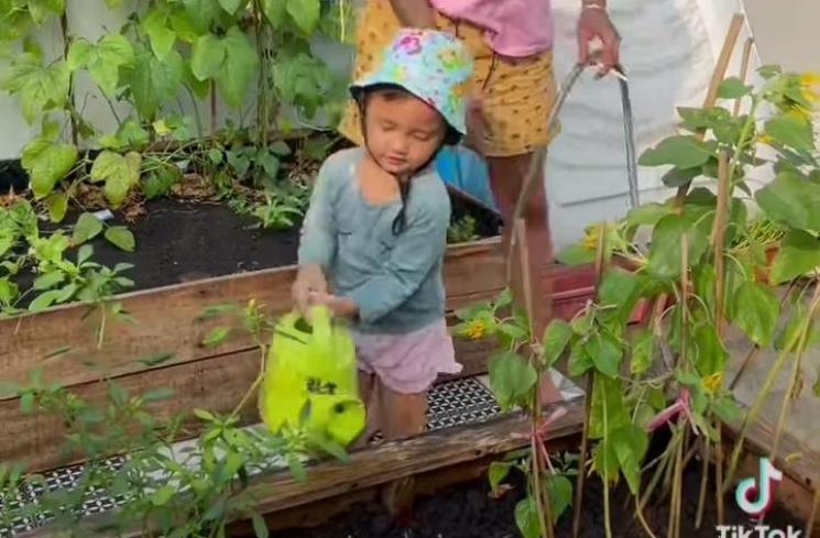 Potret Anak Young Lex Berkebun (Instagram/eriskanakesya)