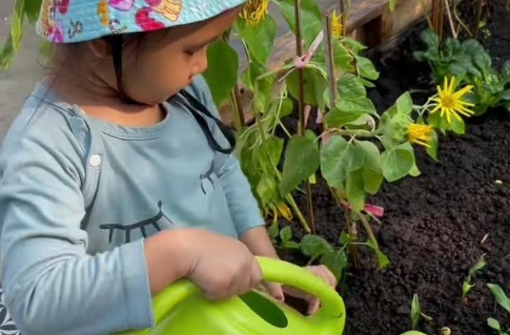 Potret Anak Young Lex Berkebun (Instagram/eriskanakesya)