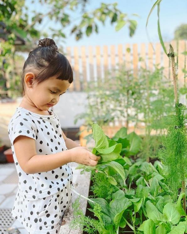 Potret Anak Young Lex Berkebun (Instagram/eriskanakesya)