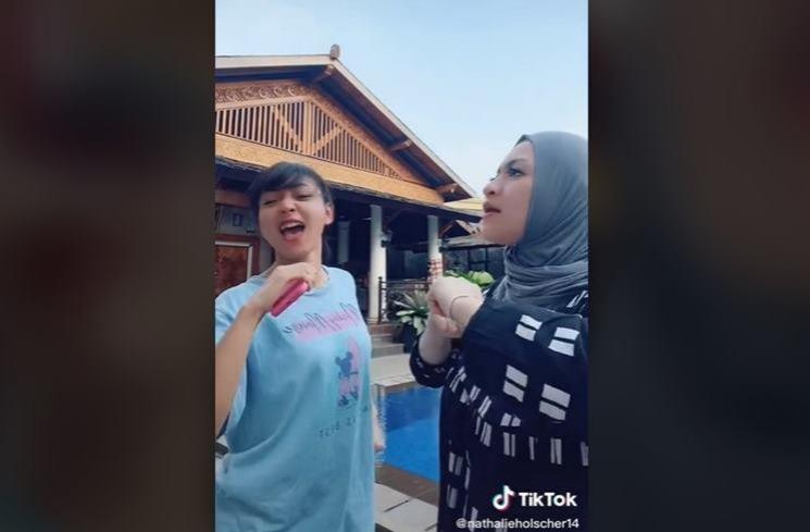 Momen Kebersamaan Nathalie Holscher dan Riesca Rose. (TikTok/@nathalieholscher14)
