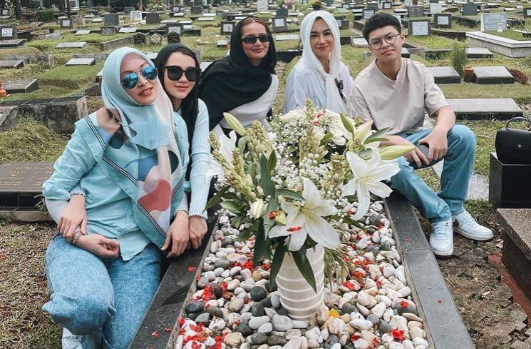 Potret Angelina Sondakh Peringati Ultah Adjie Massaid (Instagram/@aaliyah.massaid)