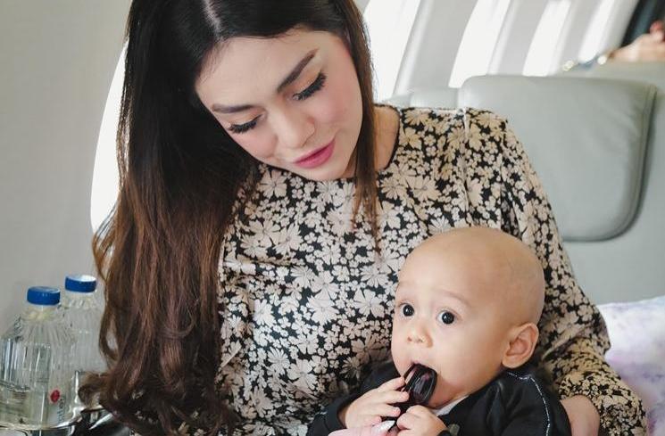 Potret Celine Evangelista momong Baby L. (Instagram/@celine_evangelista)