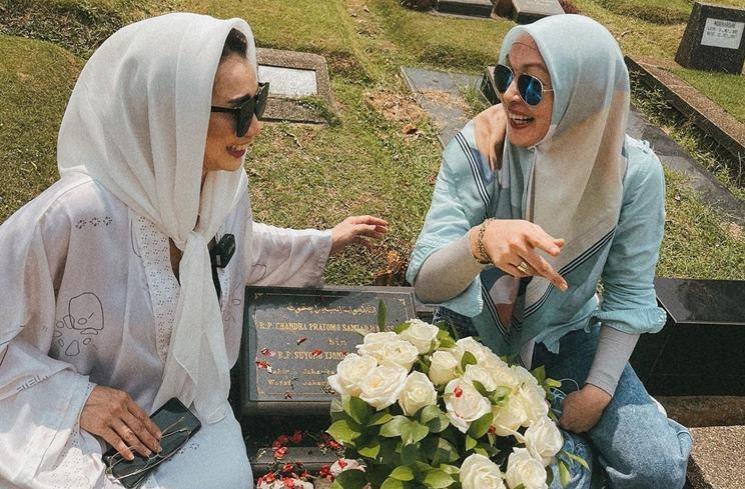 Momen Langka, Angelina Sondakh dan Reza Artamevia Berpelukan di Depan Makam Adjie Massaid