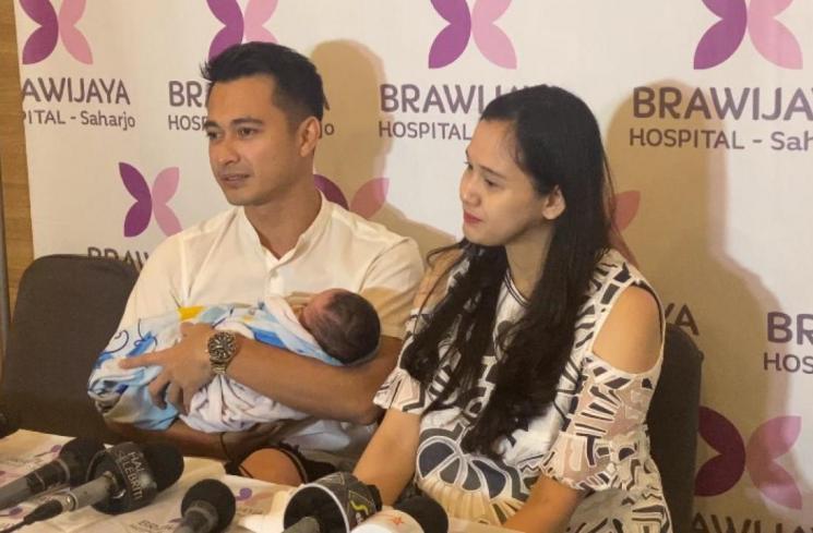 Eza Gionino dan istri Meiza Aulia Coritha di RS Brawijaya Saharjo, Jakarta (7/8/2022) (MataMata.com/Adiyoga Priyambodo)