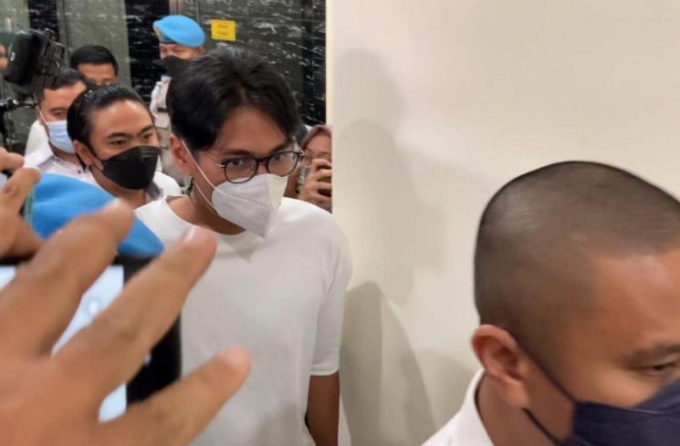 Manajer Bunga Citra Lestari, Mohammad Ikhsan Doddyansyah di Polres Metro Jakarta Barat, Senin (8/8/2022). (MataMata.com/Adiyoga Priyambodo)