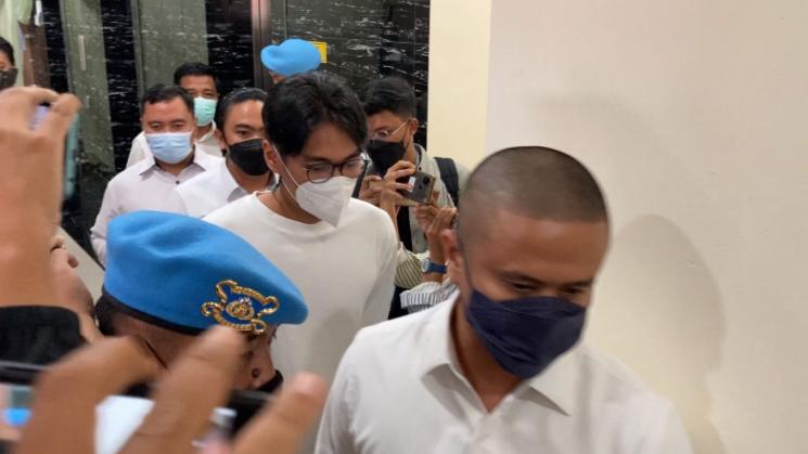 Manajer Bunga Citra Lestari, Mohammad Ikhsan Doddyansyah di Polres Metro Jakarta Barat, Senin (8/8/2022). (MataMata.com/Adiyoga Priyambodo)