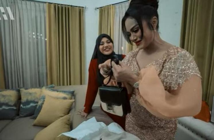 Artis dapat kado ultah tas mewah (YouTube/AH)