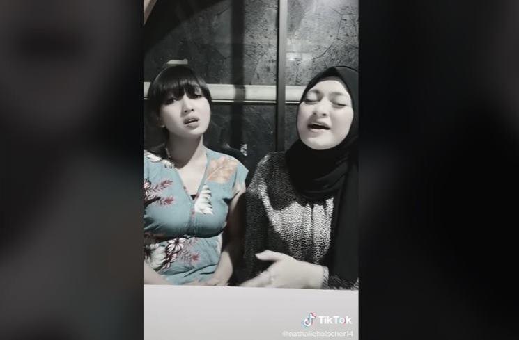 Momen Kebersamaan Nathalie Holscher dan Riesca Rose. (TikTok/@nathalieholscher14)
